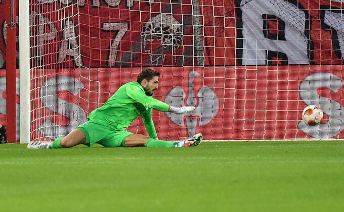 04 11 2021, xjhx, football UEFA Europa League, Olympiakos Piraeus Eintracht Frankfurt emspor, v l Kevin Trapp Eintracht Frankfurt after the goal to 1 0 by Youssef El Arabi Olympiakos Piraeus DFL DFB REGULATIONS PROHIBIT ANY USE OF PHOTOGRAPHS as IMAGE SEQUENCES and or QUASI VIDEO Piraeus