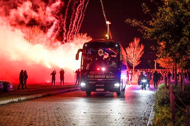 ANTWERPEN, BELGIUM - NOVEMBER 04 : Antwerp fans show their support for the players ahead of the UEFA Europa League Group stage D match between Royal Antwerp FC and Fenerbahce SK on November 4, 2021 in Antwerpen, Belgium, 4 11 2021 ( Royal Antwerp v Fenerbahce SK - UEFA Europa League PhotoNews Panoramic 
