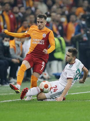ISTANBUL, TURKEY - NOVEMBER 4, 2021: Galatasaray s Kerem Akturkoglu (L) and Lokomotivâ€™s Maxim Nenakhov struggle for the ball in the 2021 22 UEFA Europa League Group E Round 4 match between Galatasaray Istanbul and Lokomotiv Moscow at the Ali Sami Yen Sports Complex. Mikhail Japaridze TASS  TS116CC1