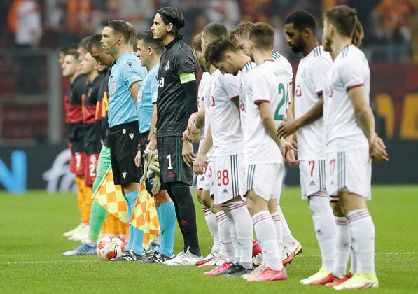 ISTANBUL, TURKEY - NOVEMBER 4, 2021: Players line up before the 2021 22 UEFA Europa League Group E Round 4 match between Galatasaray Istanbul and Lokomotiv Moscow at the Ali Sami Yen Sports Complex. Mikhail Japaridze TASS  TS116CB9