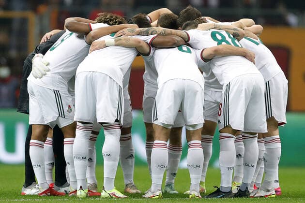 ISTANBUL, TURKEY - NOVEMBER 4, 2021: Lokomotivâ€™s players hug in a circle before the 2021 22 UEFA Europa League Group E Round 4 match between Galatasaray Istanbul and Lokomotiv Moscow at the Ali Sami Yen Sports Complex. Mikhail Japaridze TASS  TS116CBA