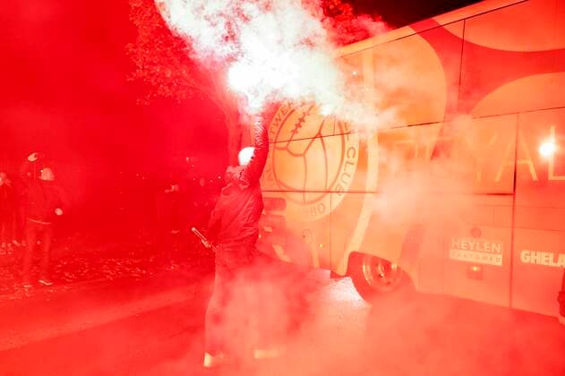 ANTWERPEN, BELGIUM - NOVEMBER 04 : Antwerp fans show their support for the players ahead of the UEFA Europa League Group stage D match between Royal Antwerp FC and Fenerbahce SK on November 4, 2021 in Antwerpen, Belgium, 4 11 2021 ( Royal Antwerp v Fenerbahce SK - UEFA Europa League PhotoNews Panoramic 