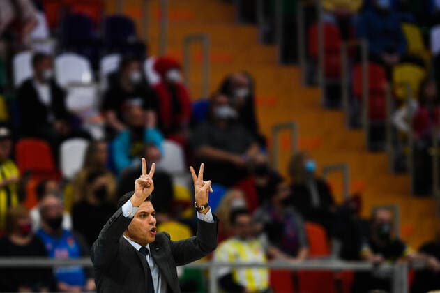 Russia Basketball Euroleague CSKA - Fenerbahce 6688896 04.11.2021 CSKA s head coach Dimitrios Itoudis reacts during the Euroleague basketball match between CSKA Moscow and Fenenbahce Istanbul, in Moscow, Russia. Vladimir Astapkovich Sputnik Moscow Russia  Copyright: xVladimirxAstapkovichx