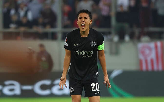 04 11 2021, Football UEFA Europa League, Olympiakos Piraeus Eintracht Frankfurt, emonline, despor, emspor, v l , Makoto Hasebe Eintracht Frankfurt , gives instructions, gestures, gesticulate with arms gives instructions, gesticulate DFL DFB REGULATES PROHIBIT ANY USE OF PHOTOGRAPHS AS IMAGE SEQUENCES AND OR QUASI VIDEO xdcx Copyright: HMBxMedia Claus