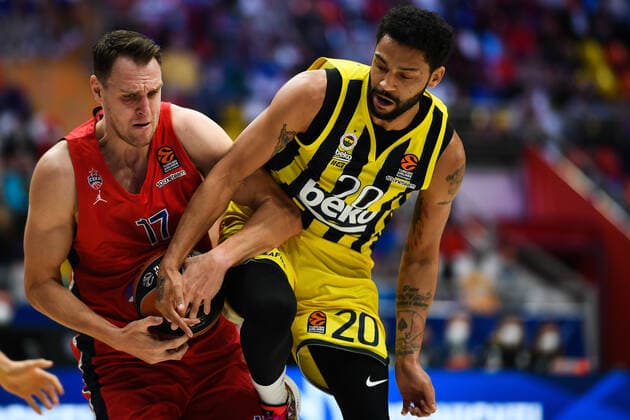 Russia Basketball Euroleague CSKA - Fenerbahce 6688897 04.11.2021 CSKA?s Johannes Voigtmann and Fenenbahce?s Pierria Henry struggle for the ball during the Euroleague basketball match between CSKA Moscow and Fenenbahce Istanbul, in Moscow, Russia. Vladimir Astapkovich Sputnik Moscow Russia  Copyright: xVladimirxAstapkovichx