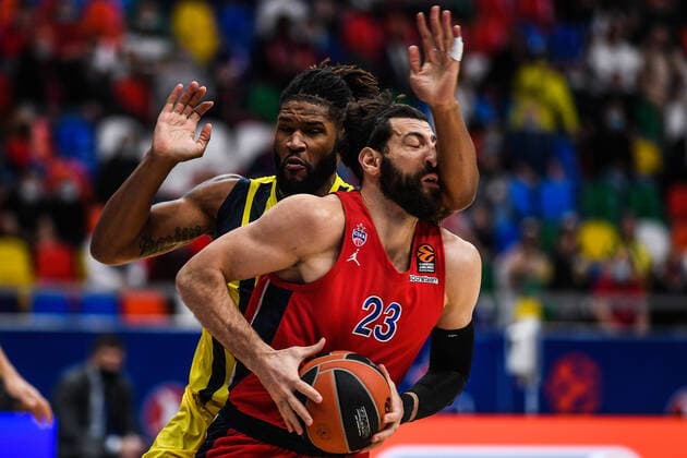 Russia Basketball Euroleague CSKA - Fenerbahce 6688902 04.11.2021 Fenenbahce?s Devin Booker ans CSKA s Tornike Shengelia struggle for the ball during the Euroleague basketball match between CSKA Moscow and Fenenbahce Istanbul, in Moscow, Russia. Vladimir Astapkovich Sputnik Moscow Russia  Copyright: xVladimirxAstapkovichx