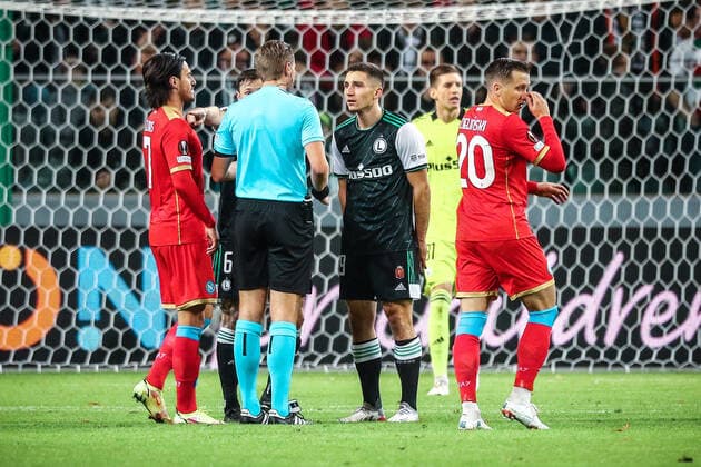 04.11.2021 Warszawa Pilka nozna Liga Europy 2021 2022, faza grupowa Legia Warszawa - SSC Napoli N z sedzia Lawrence Visser, Bartosz Slisz, faul Foto Adam Starszynski PressFocus 04.11.2021 Warsaw Football Europa League 2021 2022, group stage Legia Warszawa - SSC Napoli sedzia Lawrence Visser, Bartosz Slisz, faul Credit Adam Starszynski PressFocus NEWSPIX.PL --- Newspix.pl  20211104PF_AS124