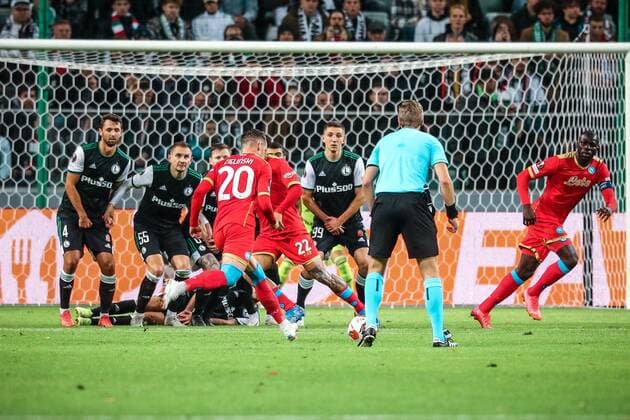 04.11.2021 Warszawa Pilka nozna Liga Europy 2021 2022, faza grupowa Legia Warszawa - SSC Napoli N z Piotr Zielinski, rzut wolny Foto Adam Starszynski PressFocus 04.11.2021 Warsaw Football Europa League 2021 2022, group stage Legia Warszawa - SSC Napoli Piotr Zielinski, rzut wolny Credit Adam Starszynski PressFocus NEWSPIX.PL --- Newspix.pl  20211104PF_AS129