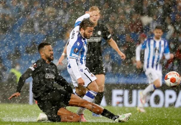 Real Sociedad s striker Cristian Portu (R) duels for the ball with Sturm s defender Gregory Wuthrich (L) during the UEFA Europa League group B soccer match between Real Sociedad and Sturm Graz at Reale Arena in San Sebastian, Basque Country, Spain, 04 November 2021. Real Sociedad - Sturm Graz !ACHTUNG: NUR REDAKTIONELLE NUTZUNG!  Copyright: xJuanxHerrerox GRAF6230 20211104-2ed38a452856fb6d56e8131d50de8107fbdcf8a0