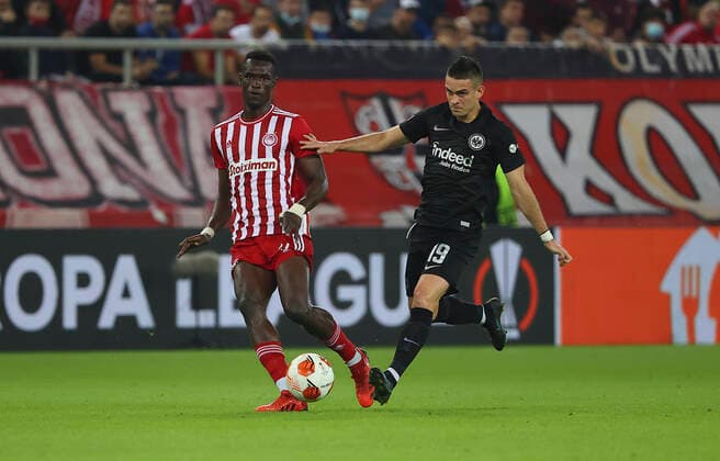 04 11 2021, Football UEFA Europa League, Olympiakos Piraeus Eintracht Frankfurt, emonline, despor, emspor, v l , Ousseynou Ba Olympiakos Piraeus , Rafael Borre Eintracht Frankfurt DFL DFB REGULATES PROHIBIT ANY USE OF PHOTOGRAPHS AS IMAGE SEQUENCES AND OR QUASI VIDEO xdcx Copyright: HMBxMedia Claus