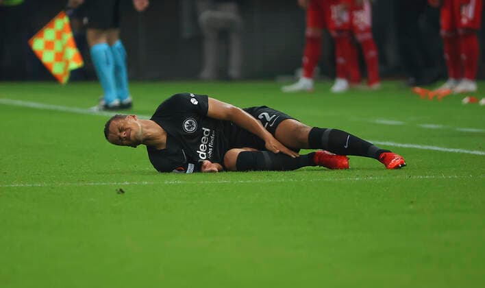 04 11 2021, Football UEFA Europa League, Olympiakos Piraeus Eintracht Frankfurt, emonline, despor, emspor, v l , Timothy Chandler Eintracht Frankfurt injured on ground DFL DFB REGULATES PROHIBIT ANY USE OF PHOTOGRAPHS AS IMAGE SEQUENCES AND OR QUASI VIDEO xdcx Copyright: HMBxMedia Claus