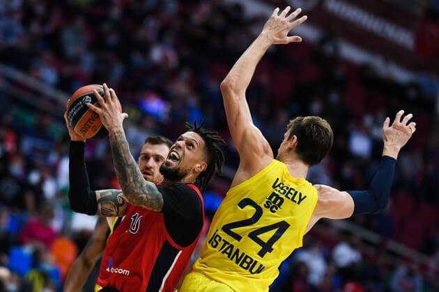 Bilder des Jahres 2021, Sport 11 November Sport Themen der Woche KW44 Sport Bilder des Tages Russia Basketball Euroleague CSKA - Fenerbahce 6688908 04.11.2021 CSKA?s Daniel Hackett and Fenenbahce?s Jan Vesely struggle for the ball during the Euroleague basketball match between CSKA Moscow and Fenenbahce Istanbul, in Moscow, Russia. Vladimir Astapkovich Sputnik Moscow Russia  Copyright: xVladimirxAstapkovichx
