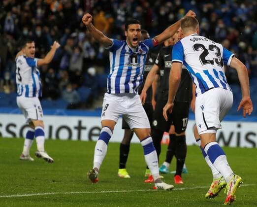 Real Sociedad s striker Alexander Sorloth (R) celebrates with his teammate Mikel Merino (C) after scoring the 1-1 during the UEFA Europa League group B soccer match between Real Sociedad and Sturm Graz at Reale Arena in San Sebastian, Basque Country, Spain, 04 November 2021. Real Sociedad - Sturm Graz !ACHTUNG: NUR REDAKTIONELLE NUTZUNG!  Copyright: xJuanxHerrerox GRAF6237 20211104-df4e5e53e1cc5b5b4fe2f98a43dd1052464cf9ee