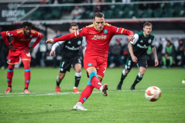 04.11.2021 Warszawa Pilka nozna Liga Europy 2021 2022, faza grupowa Legia Warszawa - SSC Napoli N z Piotr Zielinski, strzela rzut karny, gol, bramka Foto Adam Starszynski PressFocus 04.11.2021 Warsaw Football Europa League 2021 2022, group stage Legia Warszawa - SSC Napoli Piotr Zielinski, strzela rzut karny, gol, bramka Credit Adam Starszynski PressFocus NEWSPIX.PL --- Newspix.pl  20211104PF_AS182