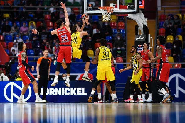 Russia Basketball Euroleague CSKA - Fenerbahce 6688915 04.11.2021 Players struggle for the ball during the Euroleague basketball match between CSKA Moscow and Fenenbahce Istanbul, in Moscow, Russia. Vladimir Astapkovich Sputnik Moscow Russia  Copyright: xVladimirxAstapkovichx