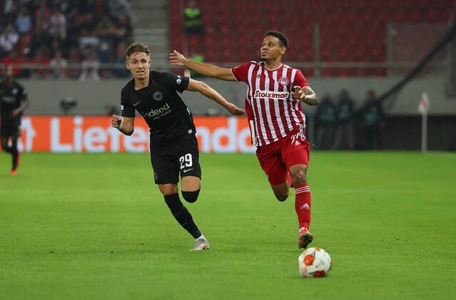 04 11 2021, Football UEFA Europa League, Olympiakos Piraeus Eintracht Frankfurt, emonline, despor, emspor, v l , Jesper Lindström Eintracht Frankfurt , Kenny Lala Olympiakos Piraeus DFL DFB REGULATES PROHIBIT ANY USE OF PHOTOGRAPHS AS IMAGE SEQUENCES AND OR QUASI VIDEO xdcx Copyright: HMBxMedia Claus