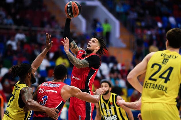 Russia Basketball Euroleague CSKA - Fenerbahce 6688919 04.11.2021 CSKA?s Daniel Hackett, centre, throws the ball during the Euroleague basketball match between CSKA Moscow and Fenenbahce Istanbul, in Moscow, Russia. Vladimir Astapkovich Sputnik Moscow Russia  Copyright: xVladimirxAstapkovichx