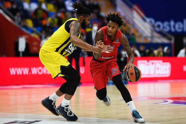 Russia Basketball Euroleague CSKA - Fenerbahce 6688920 04.11.2021 Fenenbahce?s Devin Booker and CSKA?s Will Clyburn struggle for the ball during the Euroleague basketball match between CSKA Moscow and Fenenbahce Istanbul, in Moscow, Russia. Vladimir Astapkovich Sputnik Moscow Russia  Copyright: xVladimirxAstapkovichx