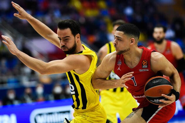 Russia Basketball Euroleague CSKA - Fenerbahce 6688925 04.11.2021 CSKA?s Gabriel Lundberg, right, controls the ball during the Euroleague basketball match between CSKA Moscow and Fenenbahce Istanbul, in Moscow, Russia. Vladimir Astapkovich Sputnik Moscow Russia  Copyright: xVladimirxAstapkovichx