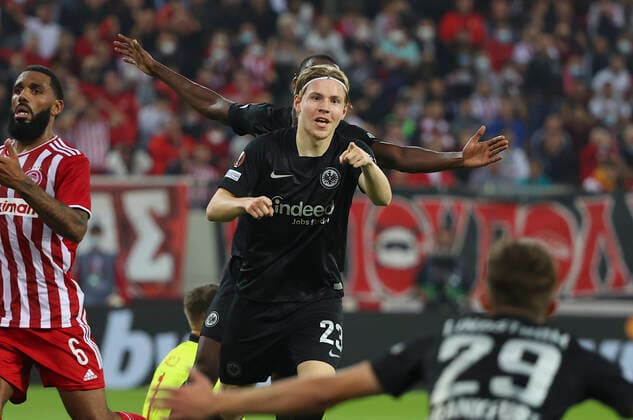 04 11 2021, Football UEFA Europa League, Olympiakos Piraeus Eintracht Frankfurt, emonline, despor, emspor, v l , Goal celebration, celebrate the goal, Evan Ndicka Eintracht Frankfurt , Jesper Lindström Eintracht Frankfurt DFL DFB REGULATIONS PROHIBIT ANY USE OF PHOTOGRAPHS AS IMAGE SEQUENCES AND OR QUASI VIDEO xdcx Copyright: HMBxMedia Claus