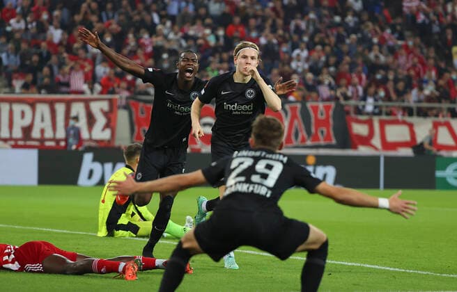 Bilder des Jahres 2021, Sport 11 November Sport Themen der Woche KW44 Sport Bilder des Tages 04.11.2021, Fussball UEFA Europa League, Olympiakos Piräus - Eintracht Frankfurt, emonline, despor, emspor, v.l., Torjubel zum 1:2 durch Jens Petter Hauge (Eintracht Frankfurt), Goal celebration, celebrate the goal, Evan Ndicka (Eintracht Frankfurt), Jesper Lindström (Eintracht Frankfurt) DFL DFB REGULATIONS PROHIBIT ANY USE OF PHOTOGRAPHS AS IMAGE SEQUENCES AND OR QUASI-VIDEO. xdcx *** 04 11 2021, Football UEFA Europa League, Olympiakos Piraeus Eintracht Frankfurt, emonline, despor, emspor, v l , Goal celebration, celebrate the goal, Evan Ndicka Eintracht Frankfurt , Jesper Lindström Eintracht Frankfurt DFL DFB REGULATIONS PROHIBIT ANY USE OF PHOTOGRAPHS AS IMAGE SEQUENCES AND OR QUASI VIDEO xdcx Copyright: HMBxMedia Claus