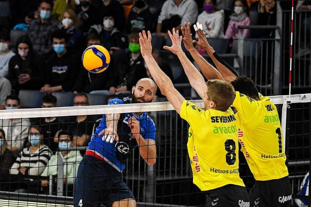 Bilder des Jahres 2021, Sport 11 November Sport Themen der Woche KW44 GER, VBL, VfB Friedrichshafen vs Helios Grizzlys Giesen 04.11.2021, ratiopharm Arena, Neu-Ulm, GER, VBL, VfB Friedrichshafen vs Helios Grizzlys Giesen, im Bild Vojin Cacic (Friedrichshafen, 4) punktet, David Seybering (Giesen, 8) und Augusto Renato Colito (Giesen, 1) strengen sich vergeblich an *** GER, VBL, VfB Friedrichshafen vs Helios Grizzlys Giesen 04 11 2021, ratiopharm Arena, Neu Ulm, GER, VBL, VfB Friedrichshafen vs Helios Grizzlys Giesen, in the picture Vojin Cacic Friedrichshafen, 4 scores, David Seybering Giesen, 8 and Augusto Renato Colito Giesen, 1 try hard in vain nordphotoxGmbHx xHafner nph00200