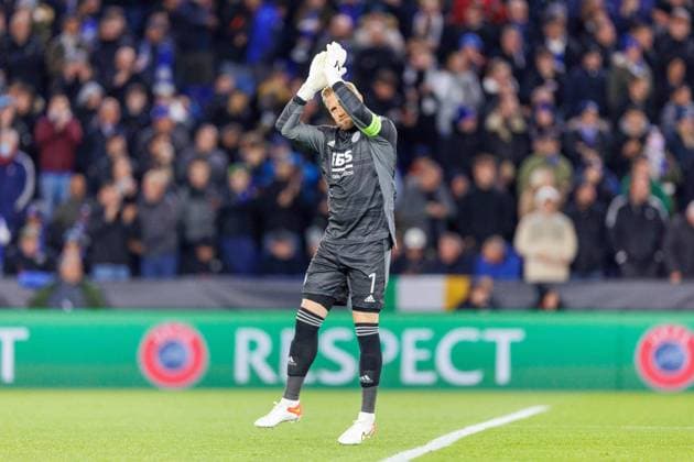 Leicester City v Spartak Moscow Europa League 04 11 2021. Leicester City Goalkeeper Kasper Schmeichel (1) applauds the fans during during the Europa League match between Leicester City and Spartak Moscow at the King Power Stadium, Leicester, England on 4 November 2021. Leicester King Power Stadium Leicestershire England Editorial use only , Copyright: xJohnxMallettx PSI-13965-0009