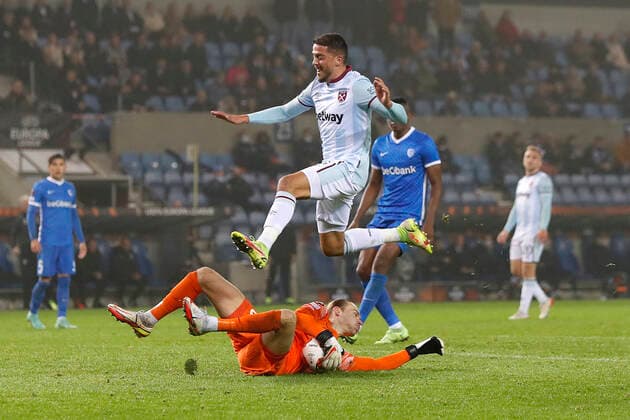 KRC Genk v West Ham United UEFA Europa League Maarten Vandevoordt of KRC Genk saves at the feet of Pablo Fornals of West Ham United during the UEFA Europa League Group H match at Cegeka Arena, Genk Content Not Available For UK Newspapers Copyright: xPaulxChestertonx FIL-16067-0162