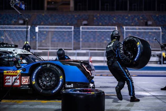 Bilder des Jahres 2021, Sport 11 November Sport Themen der Woche KW44 Sport Bilder des Tages 036 mechanic, mecanicien ingenieur engineer Alpine Elf Matmut, Alpine A480 - Gibson, ambiance pitlane, during the 8 Hours of Bahrain, 6th round of the 2021 FIA World Endurance Championship, FIA WEC, on the Bahrain International Circuit, from November 4 to 6, 2021 in Sakhir, Bahrain - AUTO - FIA WEC - 8 HOURS OF BAHRAIN 2021 DPPI Panoramic  02221013_GH_37951