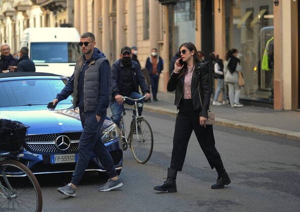 Milan, 04-11-2021 Edin Dzeko, striker of INTER and the national team, Nationalteam of BOSNIA, arrives in the center with his wife AMRA SILAJDZIC and after shopping they go to lunch in the famous restaurant IL SALUMAIO DI MONTENAPOLEONE . EXCLUSIVE SERVICE-  Copyright: xMimmoxCarriero-EXCLx xIPAx xMIMMOxCARRIERO-EXCLx