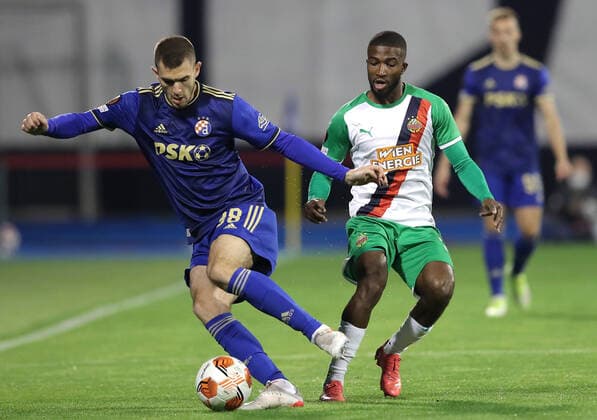 Dinamo Zagreb v Rapid Wien: Group H - UEFA Europa League Bartol Franjic of Dinamo Zagreb in action against Kelvin Arase of Rapidduring the UEFA Europa League group H match between Dinamo Zagreb and Rapid Wien at Maksimir Stadium on November 4, 2021 in Zagreb, Croatia. LukaxStanzl PIXSELL