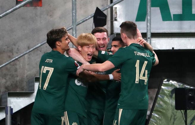 Football, Men, 2021 2022 season, UEFA Europa League Group G, Matchday 4 , Ferencvaros Budapest Celtic Glasgow, Jota Celtic Glasgow , Kyogo Furuhashi Celtic Glasgow , David Turnbull Celtic Glasgow , Cheers after goal to 0 1, 04 11 2021, Copyright: xSzilviaxMichellerx xMatthiasxKochx