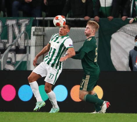 Football, Men, 2021 2022 season, UEFA Europa League Group G, Matchday 4 , Ferencvaros Budapest Celtic Glasgow, v l Myrto Uzuni Ferencvaros Budapest , Stephen Welsh Celtic Glasgow , 04 11 2021, Copyright: xSzilviaxMichellerx xMatthiasxKocx