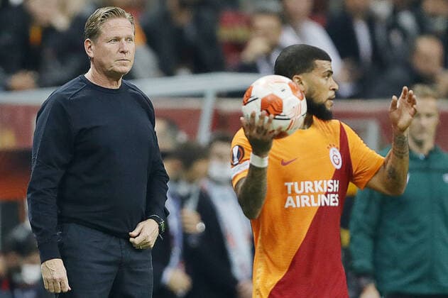ISTANBUL, TURKEY - NOVEMBER 4, 2021: Lokomotivâ€™s head coach Markus Gisdol (L) at the 2021 22 UEFA Europa League Group E Round 4 match between Galatasaray Istanbul and Lokomotiv Moscow at the Ali Sami Yen Sports Complex. Pictured R is Galatasaray s DeAndre Yedlin. Mikhail Japaridze TASS  TS116D0E