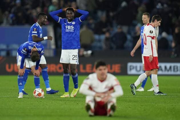 Mandatory Credit: Photo by Joe Toth Shutterstock (12587450aj) Wilfred Ndidi of Leicester City (25) and team-mates look dejected at full-time Leicester City v Spartak Moscow, UEFA Europa League Group C, Football, King Power Stadium, Leicester, UK - 04 No 2021 Leicester City v Spartak Moscow, UEFA Europa League Group C, Football, King Power Stadium, Leicester, UK - 04 No 2021  Copyright: xJoexToth Shutterstockx 12587450aj