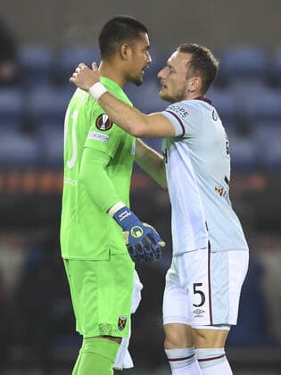Mandatory Credit: Photo by Simon Dael Shutterstock (12587229dr) Alphonse Areola of West Ham United with Vladimír Coufal of West Ham United Genk v West Ham United, UEFA Europa League Group H, Football Cegeka Arena, Genk, Belgium - 04 Nov 2021 Genk v West Ham United, UEFA Europa League Group H, Football Cegeka Arena, Genk, Belgium - 04 Nov 2021  Copyright: xSimonxDael Shutterstockx 12587229dr