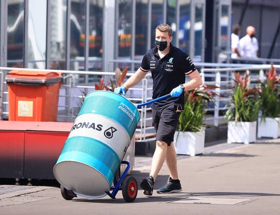 05 11 2021, Autodromo Hermanos Rodriguez, Mexico City, FORMULA 1 GRAN PREMIO DE LA CIUDAD DE MEXICO 2021 ,in the picture A Mercedes employee with a barrel of Petronas oil Photo EU Images Mexico City Autodromo Hermanos Rodriguez Mexico  eu-images-506