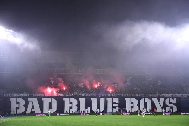 Sport Bilder des Tages Dinamo Zagreb v Rapid Wien: Group H - UEFA Europa League Fans lit flares in the stands during the UEFA Europa League group H match between Dinamo Zagreb and Rapid Wien at Maksimir Stadium on November 4, 2021 in Zagreb, Croatia. LukaxStanzl PIXSELL