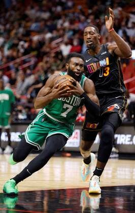 Boston Celtics forward Jalen Brown (L) is defended by Miami Heat center Bam Adebayo (R), during a NBA, Basketball Herren, USA basketball game between the Miami Heat and the Boston Celtics, at FTX Arena in Miami, Florida, US, 04 November 2021. Boston Celtics at Miami Heat !ACHTUNG: NUR REDAKTIONELLE NUTZUNG!  Copyright: xRHONAxWISEx AME4764 20211105-43d728fa990e05610397fb08721476c36f9219c1