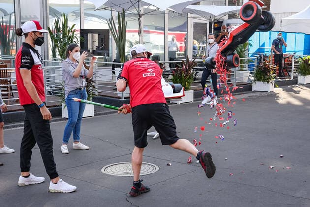 RAIKKONEN Kimi (fin), Alfa Romeo Racing ORLEN C41, GIOVINAZZI Antonio (ita), Alfa Romeo Racing ORLEN C41, portrait playing with a pinata during the Formula 1 Gran Premio De La Ciudad De Mexico 2021, Mexico City Grand Prix, 18th round of the 2021 FIA Formula One World Championship, WM, Weltmeisterschaft from November 5 to 7, 2021 on the Autodromo Hermanos Rodriguez, in Mexico City, Mexico - F1 - MEXICO CITY GRAND PRIX 2021 DPPI Panoramic  00121037_AV6_9014