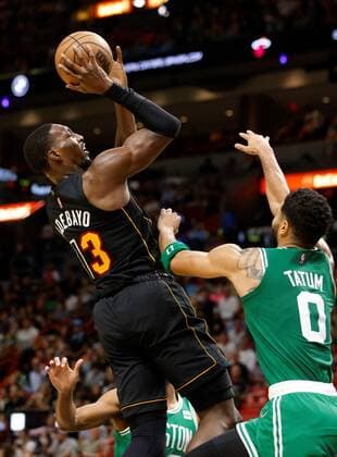 Miami Heat center Bam Adebayo (L) shoots over Boston Celtics forward Jason Tatum (R) during the second half of the NBA, Basketball Herren, USA basketball game between the Miami Heat and the Boston Celtics, at FTX Arena in Miami, Florida, US, 04 November 2021. Boston Celtics at Miami Heat !ACHTUNG: NUR REDAKTIONELLE NUTZUNG!  Copyright: xRHONAxWISEx AME4780 20211105-9ff62afb5a926958c002c6587b1497d6c4081c2b