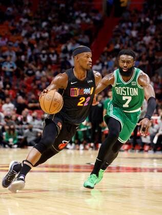 Miami Heat forward Jimmy Butler (L) is defended by Boston Celtics forward Jalen Brown (R) during the second half of the NBA, Basketball Herren, USA basketball game between the Miami Heat and the Boston Celtics, at FTX Arena in Miami, Florida, US, 04 November 2021. Boston Celtics at Miami Heat !ACHTUNG: NUR REDAKTIONELLE NUTZUNG!  Copyright: xRHONAxWISEx AME4781 20211105-521b919d37201d4a2f9cffa8cdb08a378dead6a9