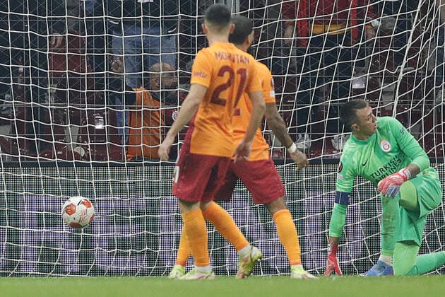 ISTANBUL, TURKEY - NOVEMBER 4, 2021: Galatasaray s goalkeeper Fernando Muslera (R) concedes a goal in the 2021 22 UEFA Europa League Group E Round 4 match between Galatasaray Istanbul and Lokomotiv Moscow at the Ali Sami Yen Sports Complex. Mikhail Japaridze TASS  TS116D24