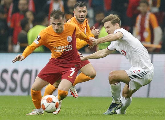 ISTANBUL, TURKEY - NOVEMBER 4, 2021: Galatasaray s Kerem Akturkoglu (L) and Lokomotivâ€™s Dmitry Zhivoglyadov in action in the 2021 22 UEFA Europa League Group E Round 4 match between Galatasaray Istanbul and Lokomotiv Moscow at the Ali Sami Yen Sports Complex. Mikhail Japaridze TASS  TS116D31