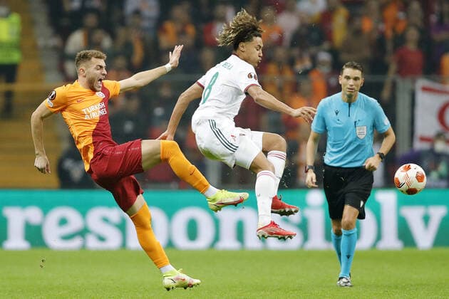 ISTANBUL, TURKEY - NOVEMBER 4, 2021: Galatasaray s Bars Alper Yilmaz (L) and Lokomotivâ€™s Alexis Beka Beka in action in the 2021 22 UEFA Europa League Group E Round 4 match between Galatasaray Istanbul and Lokomotiv Moscow at the Ali Sami Yen Sports Complex. Mikhail Japaridze TASS  TS116D3C