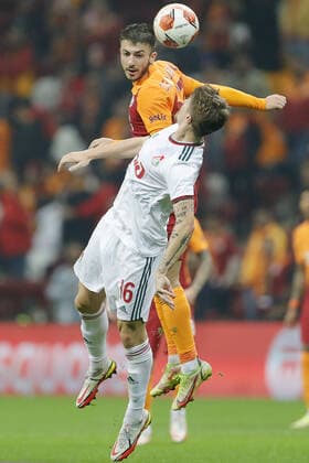 ISTANBUL, TURKEY - NOVEMBER 4, 2021: Galatasaray s Halil Dervisoglu (L) and Lokomotivâ€™s Tin Jedvaj in action in the 2021 22 UEFA Europa League Group E Round 4 match between Galatasaray Istanbul and Lokomotiv Moscow at the Ali Sami Yen Sports Complex. Mikhail Japaridze TASS  TS116D1C