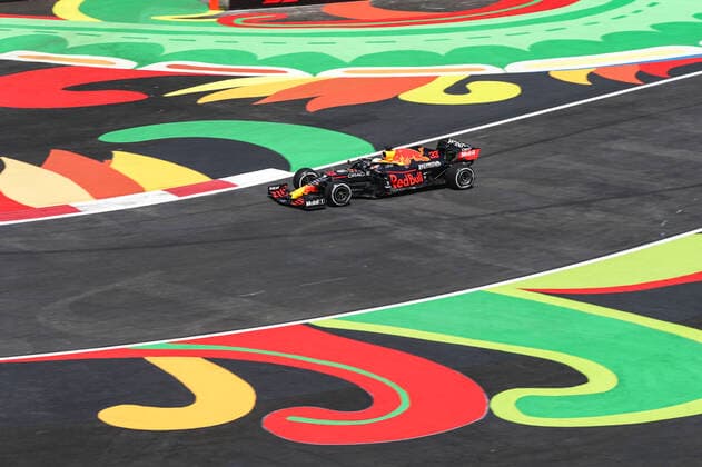 33 VERSTAPPEN Max (nld), Red Bull Racing Honda RB16B, action during the Formula 1 Gran Premio De La Ciudad De Mexico 2021, Mexico City Grand Prix, 18th round of the 2021 FIA Formula One World Championship, WM, Weltmeisterschaft from November 5 to 7, 2021 on the Autodromo Hermanos Rodriguez, in Mexico City, Mexico - F1 - MEXICO CITY GRAND PRIX 2021 DPPI Panoramic  Verstappen_2