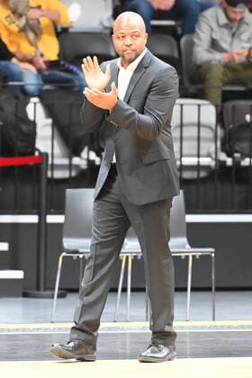 05 11 2021 Basketball Season 2021 2022 2 Bundesliga Pro A 08 Matchday Nürnberg Falcons Basketball Club NBC PS Karlsruhe Lions AlSch Derrick Taylor Co Coach Assistant Coach Nürnberg Falcons BC NBC applauds claps