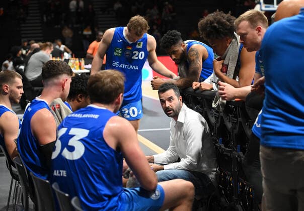05 11 2021 Basketball Season 2021 2022 2 Bundesliga Pro A 08 Matchday Nürnberg Falcons Basketball Club NBC PS Karlsruhe Lions AlSch Aleksandar Scepanovic Coach Headcoach Karlsruhe Lions gives instructions Time Out Interruption
