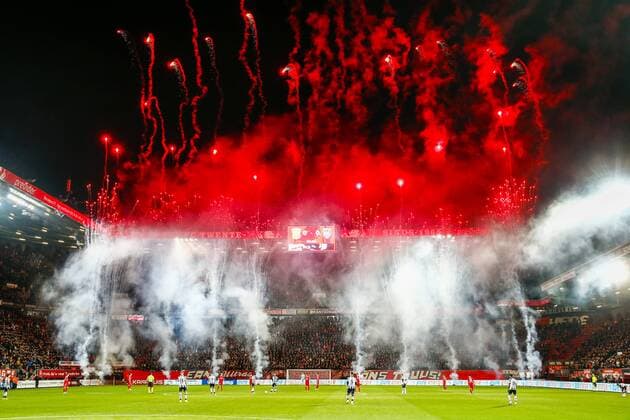 Sport Themen der Woche KW44 Sport Bilder des Tages ENSCHEDE - Atmosphere action with fireworks at the start of the Dutch Eredivisie match between FC Twente and Heracles Almelo in Stadium De Grolsch Veste on November 5, 2021 in Enschede, Netherlands. ANP VINCENT JANNINK Dutch Eredivisie 2021 2022 xVIxANPxSportx xxANPxIVx *** ENSCHEDE Atmosphere action with fireworks at the start of the Dutch Eredivisie match between FC Twente and Heracles Almelo in Stadium De Grolsch Veste on November 5, 2021 in Enschede, Netherlands ANP VINCENT JANNINK Dutch Eredivisie 2021 2022 xVIxANPxSportx xxANPxIVx 440229174